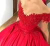 Modeste épaule robe de bal rouge robes quinceanera appliques appliqués en satin de satin robes de bal sweet 16 robes vestidos de quincea e 2328