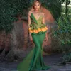 Sexy Chic Green Prom Sukienki Bez Ramiączek V-Neck Potargany Peplum Mermaid Sweep Party Party Suknie Wzywający Afryki Suknia Wieczorowa Formalna zużycie