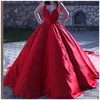 Red Ball Gown Prom Klänning Sweetheart Neckline Pärlor Applique Ärmlös Satin Sweep Train Prom Klänningar Saudiarabien Party Dress Aftonklänning