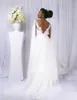 Abiti da sposa a-line bianchi con mantello 2019 Modesto scollo a V in chiffon Vacanze estive Boho Seaside Abiti da sposa da sposa africani su misura