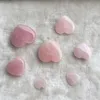 Naturlig roskvarts hjärtformad rosa kristall snidad palmkärlek Healing ädelsten älskare Gife sten Kristall hjärta ädelstenar