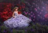 ゴージャスなふわふわの花の女の子ドレス3 dの花のアップリケのVネックレースアップバックレス女の子の誕生日のドレス素敵な女の子のページェントのドレス