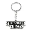 MOQ: 10 stks SC Horror TV-serie vreemde dingen brief logo sleutelhangers 3 kleuren brief hanger auto sleutelhanger voor gemiddelde sieraden souvenir cadeau