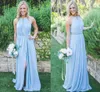 Charming Light Sky Blue Boho Bruidsmeisjes Jurken Geplooid Chiffon Split Front Bruiloft Gastjurken Lange Boheemse Strand Bruidsmeisjes Jurken