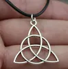 20 sztuk / partia Naszyjnik Moda Antyczne Silver Vintage Triquetra Symbol Charms Wisiorki Łańcuch Skórzany Naszyjnik 42 + 5 cm