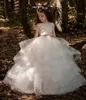 2018年のティアリングフラワーガールドレスボールガウンバトーキャップスリーブの床の長さの女の子Pageantドレスの結婚式のパーティーのためのアップリケビーズ