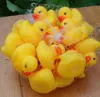 100pcs / lot mini canards en caoutchouc jaune bébé salle de bain de canard jouet de canard