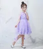 2020 Flower Girls Klänningar Sheer Neck Tiered Skirt Ballgown Första Kommunen Klänningar Liten Flicka Golv Längd Spetsar upp Bak Barn Formellt Slitage