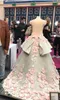Fantastiska 3d blommor prom klänningar med korta ärmar en linje juvel sheer neck spets bodice sliver med rosa blommor kväll formella klänning klänningar