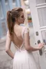 Blygsam designer scoop topp illusion spets billig bröllopsklänningar golv längd chiffong framslit sommarstrand berta brudklänning baklöst ärm