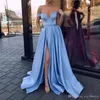 Side-Split Sky-Blue Prom Dresses Sexy Satin A-Line Długość Piętra 2018 Prom Dress Elegant Off Ramię Rękawice Suknie wieczorowe