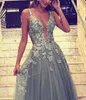 Silver Grey Tulle Prom Dresses Długie Formalne Suknie Wieczorowe Zanurzanie Głębokie V Neck Koronki Aplikacje Bez Rękawów Otwórz Wrócią Długość Formalna Formalna Suknia