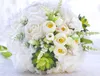 Saftige Serienbraut, die Blumensträuße von Hochzeitsgeschenken hält
