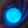 Mini 3D Imprimir Lua Lua 4CM LED Night Luzes Novidade Lâmpadas de Lua Chaveiro Botão Bateria Bateria Chave Bag Pingente Presente do Bebê