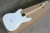 نموذجان مصنعان للبيع بالجملة جيتار كهربائي أبيض مع Pickguard أبيض ، التقاطات SSS ، لوح فريتس القيقب ، يمكن تخصيصها حسب الطلب