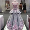 Fantastiska 3d blommor prom klänningar med korta ärmar en linje juvel sheer neck spets bodice sliver med rosa blommor kväll formella klänning klänningar
