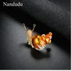 Nandudu Snail Style Broches para niña Mujeres Lady Navidad Año Nuevo Regalo de joyería Pin Bufanda Sombrero Casquillo Accesorios X286