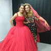 Red Tulle Koronki Quinceanera Suknie Spaghetti Paski Zroszony Aplikacje Backless Sweet 16 Dresses Ball S Gown Prom Dresses Sweep Pociąg