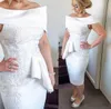 White Short 2018 Mãe da noiva Vestidos do ombro 3D Apliques de renda floral Apliques peplum comprimento de cetim bainhas noite vestido de bail