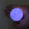 Mini 3D Imprimir Lua Lua 4CM LED Night Luzes Novidade Lâmpadas de Lua Chaveiro Botão Bateria Bateria Chave Bag Pingente Presente do Bebê