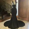 Elegantes schwarzes Meerjungfrau-Abschlussballkleid 2018 mit Neckholder, V-Ausschnitt, Leberapplikationen, Sweep-Zug, S, elastischem Satin, Partykleider nach Maß, Vestido De Fiesta