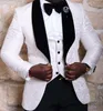 2018 Marka Yeni Groomsmen Şal Kadife Yaka Damat Smokin Kırmızı Beyaz Siyah Erkekler Düğün İyi Adam Suits Blazer (Ceket + Pantolon + Papyon + Yelek)