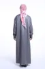 Partihandel - Aomu män Saudiarabien Islamiska muslimska kläder arabiska manliga människor klär thobe arabiska abayas klänning mens kaftan mantel