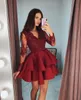 Red V Neck Homecoming Dresses Stylish Tiered Long Sleeve Pärled Spets Applique Short Prom Dress Lovely Fashion Celectail D193T