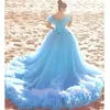 Cinderella ljusblå bröllopsklänningar Billiga Crystal Ball Gown Off Shoulder Beads Court Train Bridal Dress Vestidos de Noiva