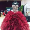 Novos vestidos de bola Quinceanera Vestidos Ruffles Sweetheart Borgonha Corporal Corset Organzacrystal Beaded Vestidos de 15 Anos Sweet 16 vestidos de baile