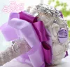 永遠の天使の紫色の小さな水の花嫁を持ってブーケ結婚式の製品を保持
