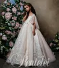 Prinsessan Flower Girls Dresses 2018 Bell Sleeves Lace Appliques Ballgown First Communion Dress för Little Girl Sweep Train