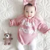 Nuovi vestiti per bambina Inverno caldo maniche lunghe Modello lettera Top neonato con fascia Costume bambino Ropa Bebe