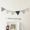 12 Flaggor Handgjorda Svart Vit Tyg Bunting Pennant Flaggor Banner Garland hemfest DIY Dekorativa hantverk