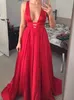 Sexy Abendkleider mit tiefem V-Ausschnitt, roter Satin, A-Linie, Designer-Rücken-Stil, A-Linie, Abendkleider, Partykleid, Laufstegmode, nach Maß