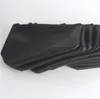 Hand met zwart lederen accessoires zacht pakket rits pijp dumplings pakket geschenkverpakking