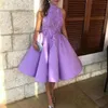 Lavendel hög nacke homecoming klänningar med spets applique a-line ärmlös prom klänningar tillbaka dragkedja skräddarsydda mid-calf party klänningar