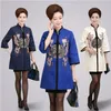 Högkvalitativ kvinnors broderad jacka Traditionell kinesisk stilrockblommor Mujer Chaqueta Tang kostym topp plus storlek XL XXL XXXL XXXXL