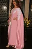 Elegant rosa muslimska långa kvällsklänningar slitage med cape wrap vita spetsapplikationer saudiarabien båt hals mantel skopa prom klänningar dubai 403