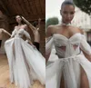 2019 Bohemian bröllopsklänningar från axelspetsen 3d blommig appliqued Sweep Train Beach Wedding Dress Sexy High Split Boho Bridal Gowns