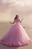 2019 New Puffy Pink Quinceanera klänningar Princess Formell lång bollklänning brud bröllopsklänningar kapell tåg av axel 3d blommor2778070