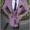 Cool Groom Wear Violet Notch Revers Groom Tuxedos Un Bouton Garçons D'honneur Homme Costume Costumes De Mariage Pour Hommes (Veste + Pantalon + Gilet + Cravate)