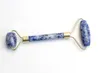 Bastoncino massaggiante per il viso con rullo di bellezza Gua Sha in cristallo Reiki intagliato in pietra naturale con punti blu naturali con lega placcata in oro
