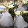 2019 Multi-Layers Ruffles Bröllopsklänningar med rena långa ärmar Appliques Organza Ball Kappor Brudklänningar Vintage Baklösa Bröllopsklänningar