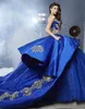 Nuovi dettagli di lusso Abiti Quinceanera con ricami in oro Abito da ballo con peplo Sweetheart Masquerade Royal Blue Sweet 16 Pageant Prom Gowns