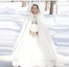 2018 Nowy Ciepły Tanie Bridal Cape Fur Winter Women Kurtka Bridal Boże Narodzenie Długość Płaszcz Custom Made Długi Party Wedding Płaszcz