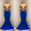 2018 Royal Blue Mermaid Prom Klänningar Guld Lace Appliques High Neck Long Prom Lugnar Sexig Ärmlös Formell Party Dress Vestido de Festa