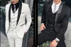 Оптовая и розничная платка отворота для отворота жениха Одно кнопка Groom Tuxedos Мужские костюмы свадьба / выпускной / ужин мужчина Blazer (куртка + брюки + галстук + жилет)