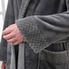 Ny stilälskare Silk mjuk flanell lång kimono badrock män våffla vinter badrock mens kläder klänning nattklänningar för hane