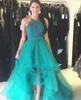 Los más nuevos vestidos de fiesta altos y bajos Lentejuelas halter con cuentas Falda de organza con gradas Vestidos de fiesta sin espalda brillantes Vestidos de graduación Tren de barrido DH4095